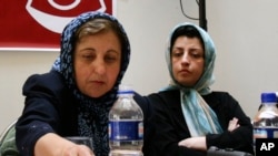 La disidente Narges Mohammadi, a la derecha, y la Premio Nobel de la Paz, Shirin Ebadi, el 27 de agosto de 2007 en Teherán. En octubre de 2023, Mohammadi también recibió el Premio Nobel. (AP Photo/Vahid Salemi).