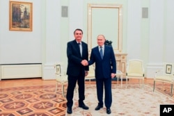 El presidente ruso Vladimir Putin, derecha, y el presidente de Brasil, Jair Bolsonaro, posan para una fotografía durante su reunión en el Kremlin en Moscú, Rusia, el 16 de febrero de 2022. (Mikhail Klimentyev, Sputnik, Kremlin Pool Photo vía AP)