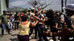 Imágenes de las masivas manifestaciones del 11 de julio de 2021 en Cuba. (AP/Ramón Espinosa)