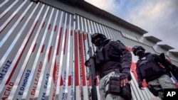 Agentes de la Guardia Nacional de México en la frontera de EEUU-México, el 25 de enero de 2025. (AP/Ethan Swope).