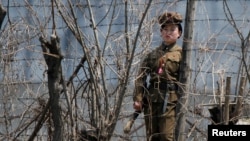 Una agente policial en una prisión a orillas del río Yalu en Corea del Norte. (Reuters/Jacky Chen/File).