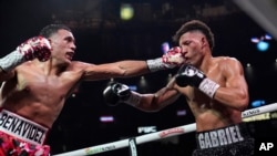 David Benavidez le conecta un izquierdazo a David Morrell durante el combate por el título de peso semipesado, el 1 de febrero de 2025, en Las Vegas. (AP/John Locher)