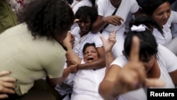 Fuerzas del régimen reprimen a las Damas de Blanco el 20 de marzo de 2016 en La Habana. REUTERS/Ueslei Marcelino.