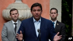 Foto de archivo. El gobernador de Florida, Ron DeSantis, respaldado por el presidente de la Cámara de Representantes de Florida, Chris Sprowls (izquierda), durante una conferencia de prensa en Miami. (Foto AP/Rebecca Blackwell)