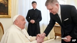 El papa Francisco recibe al primer ministro eslovaco Robert Fico en el Vaticano, el viernes 14 de febrero de 2025. (Vatican Media vía AP, HO)