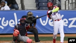 El receptor de los Agricultores de Cuba, Rafael Viñales (R), en un juego de béisbol de la Serie del Caribe contra los Federales de Chiriquí de Panamá en Caracas, el 8 de febrero de 2023. ( Yuri CORTEZ / AFP)