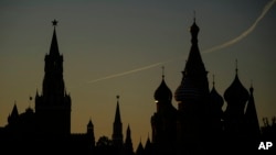 La torre Spasskaya del Kremlin y la Catedral de San Basilio vistas al atardecer en Moscú, Rusia, en septiembre de 2024. (AP/Pavel Bednyakov/Archivo)