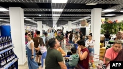 Cubanos compran en el nuevo supermercado en dólares 3ra y 70, en La Habana. (Yamil Lage/AFP)