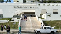 La política de la tienda de sólo dólares es una contradicción para la mayoría de los cubanos, cuyos salarios se pagan en moneda nacional. AFP