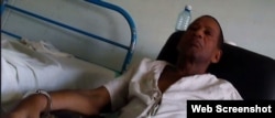 Núñez Magdariaga, esposado a la cama en el hospital en Santiago de Cuba en donde fue recluido. Foto UNPACU.