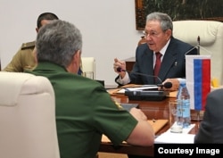 Raúl Castro en conversaciones con el ministro de Defensa de Rusia, Serguei Shoigu.