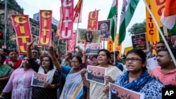 Activistas protestan contra la violación y asesinato de una médica en prácticas en un hospital público de Calcuta, India, el martes 20 de agosto de 2024. (Foto AP/Bikas Das)