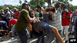 El joven Leonardo Romero Negrín siendo detenido por las protestas del 11J en el Capitolio de La Habana,