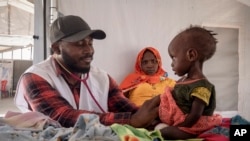 Un niño que padece de malnutrición en Metche Camp, Chad, cerca de la frontera de Sudán, el 6 de abril de 2024. (AP Photo/Patricia Simon, File).