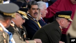 Nicolás Maduro en el acto de juramentación rodeado de militares y del gobernante cubano Miguel Díaz-Canel.